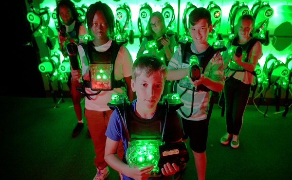 بچه ها در بازی لیزرتگ